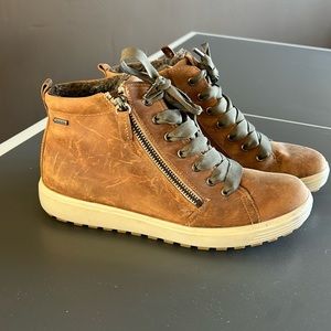 Ecco Gore-Tex Soft 7 High Sneaker. Size 39, US Women’s 8. Worn twice, inside